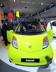 Des visiteurs découvrent la Nano du constructeur indien Tata au salon AutoExpo le 5 janvier 2010 à New Delhi © 2010 AFP Prakash Singh Des visiteurs découvrent la Nano du constructeur indien Tata au salon AutoExpo le 5 janvier 2010 à New Delhi © 2010 AFP Prakash Singh